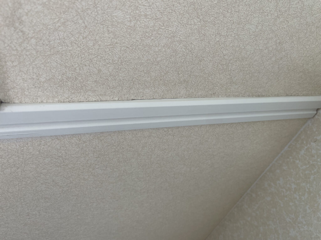 腰壁見切り材の汚れ除去後の画像