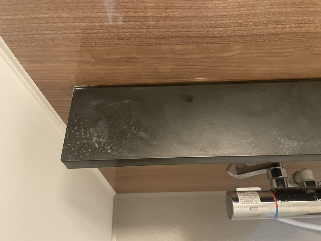 浴室用水平フラット棚の清掃前画像