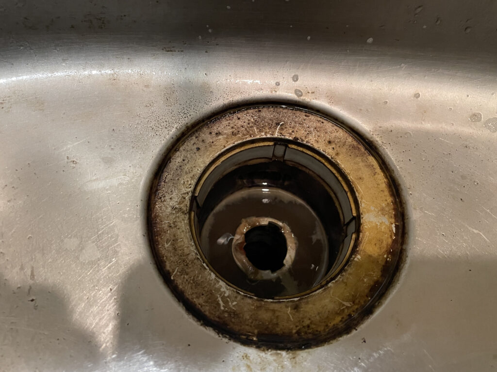 画像に alt 属性が指定されていません。ファイル名: kitchen-sink-drain-before-1-1024x768.jpg