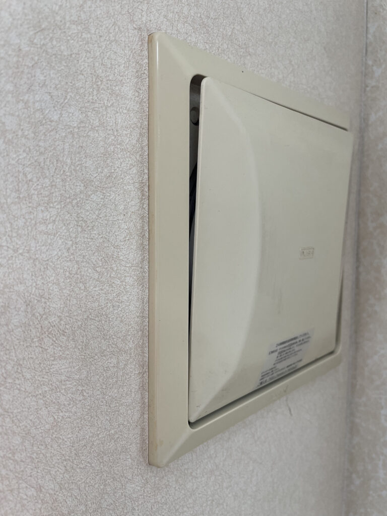 屋外換気口の洗浄清掃作業後の写真