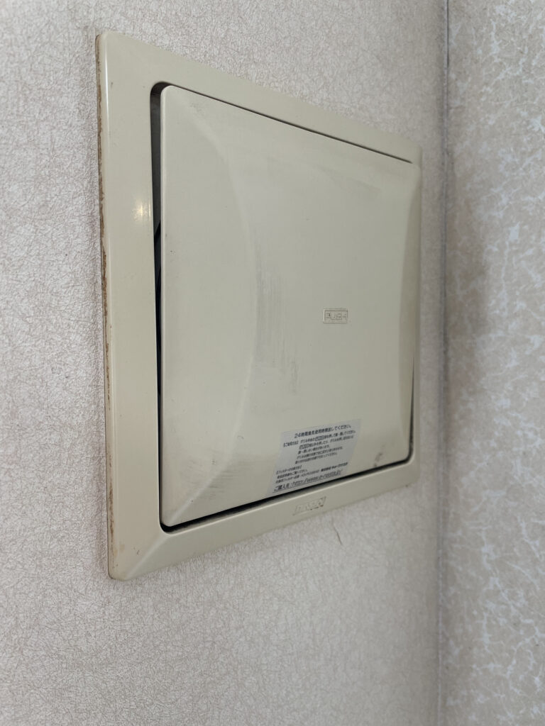 屋外換気口の洗浄清掃作業前の写真