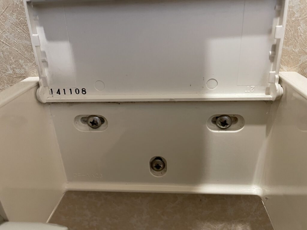 トイレットペーパーホルダ内側のクリーニング後の画像