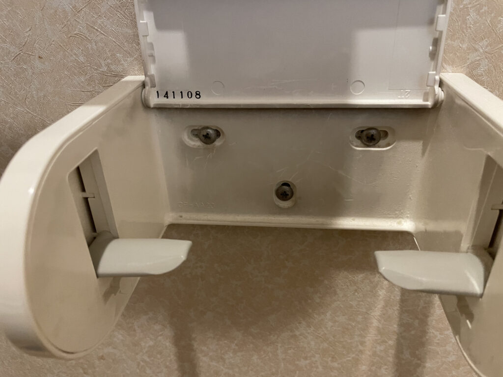 トイレットペーパーホルダ内側のクリーニング前の画像