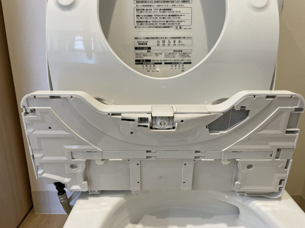 トイレ便器カバー裏の清掃後写真